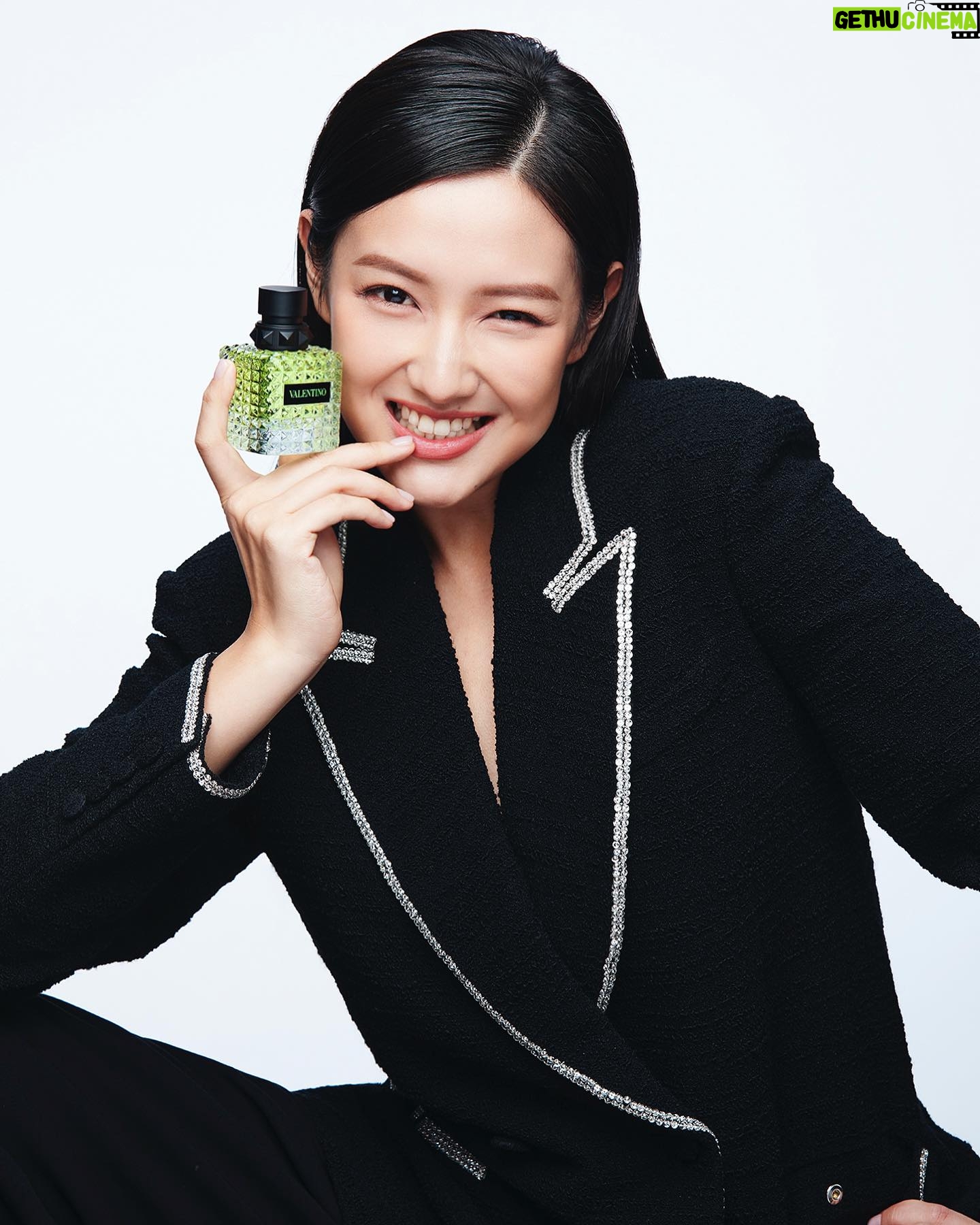 Mandy Tam Man-Huen Instagram - Introducing you the Valentino Beauty GO-Cushion Glitter Edition 💚 A 24H fresh & lasting wear cushion foundation in a green glitter design compact✨which is enriched with the signature Roma Light ComplexTM for all-day radiant matte finish, perfect for this spring and the green glitter packaging reveals my extravagant vibe🔥😘 Together with the newly launched Born in Roma Green Stravaganza Donna EDP that takes me on a bold adventure into the extravagance of Rome🤍Allowing me to feel the energy and express myself in unique ways in a feminine floral tea and vanilla note 💚 COME WITH ME SPARKLE YOUR REALITY with Valentino Beauty✨ Get the Look❤️🔥 Go-Cushion Green Stravaganza ‘LN2’ 💄Rosso Valentino 132A Born in Roma Green Stravaganza Donna #valentinobeauty #sparkleyourreality @maisonvalentino