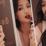 Mandy Tam Man-Huen Instagram - 凌晨1點，才是我整天裏最活躍的時間 凌晨時候，是神秘又熱情的暗紅色 整個世界似是安靜，卻隱藏着活力氣息 太早入睡便會錯過驚喜 ✨ 在CHANEL ROUGE ALLURE VELVET NUIT BLANCHE 限定店，讓你隨心隨意轉換唇色，體驗如演員明星一樣的不眠之夜❤️5月15日前到香港銅鑼灣京華中心開始Your Sleepless Night🤍 @chanel.beauty #CHANELMAKEUP #RougeAllure #CHANELNuitBlanche