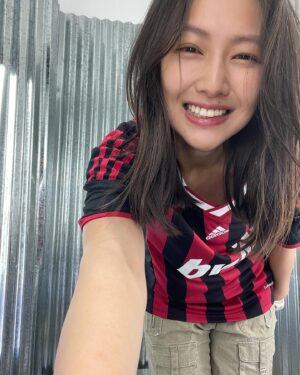 Mandy Tam Man-Huen Instagram - 好像自從中學打籃球學界後
都沒有剪過短頭髮了🌞✨💗
髮型師說剪短了我大半年的量
成個人輕了很多

（感覺上😂

#紀錄短髮的貼紙相🤍🤘🏻🥸