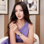Mandy Tam Man-Huen Instagram - 江詩丹頓 @vacheronconstantin Égérie系列 近日就與高訂時裝設計師殷亦晴推出Égérie系列兩款全新「The Pleats of Time」概念腕錶💫 請來法國調香大師Dominique Ropion為錶帶注入原創香氛 殷亦晴亦特意設計高級訂製禮服「Infinity Dress」與腕錶美學構思一脈相承💜 兩款新作會於香港西九文化區藝術展亭舉辦的「The Pleats of Time：與殷亦晴的跨界藝術創意合作」展出，為一眾同樣對美學與工藝充滿熱誠的女性，帶來各種沉浸式藝術體驗，藉香氣激發靈感✨🤍 地址： 香港西九文化區藝術展亭Arts Pavilion 公眾開放時間： 5月24日（星期五）晚上6時至8時 5月25日至26日（星期六及星期日）上午11時至晚上8時 5月27日（星期日）上午11時至晚上6時 登記網頁：bit.ly/3wKj8eV #VacheronConstantin #OneOfNotMany