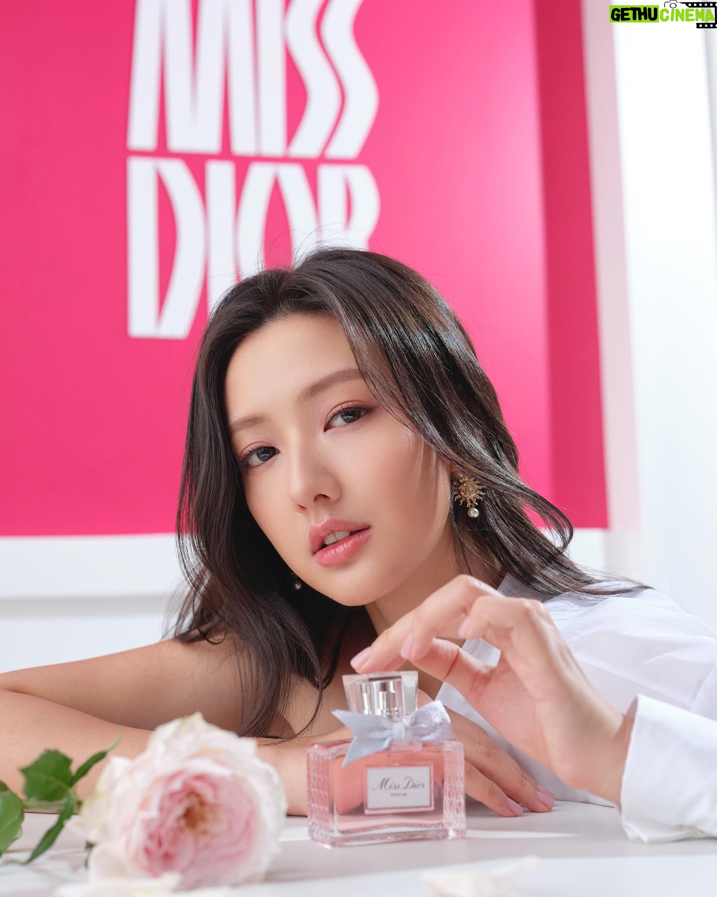 Mandy Tam Man-Huen Instagram - Love is a bouquet💗 For me, Miss Dior is really representing romance, elegance & youth💓 which expresses love and happiness like an olfactory bouquet of a thousand colors✨ Unlike other members, the Miss Dior Parfums has a detectable tones of Jasmine with wild stawberry facets, reveals a surprising floral and fruity note that contrasts with the woody tones & is brightened by hints of mandarin💐✨ I‘m in love💖 @DiorBeauty #MissDior #LoveOutLoud #MissDiorParfum @DiorBeautyLovers #DiorBeautyLovers