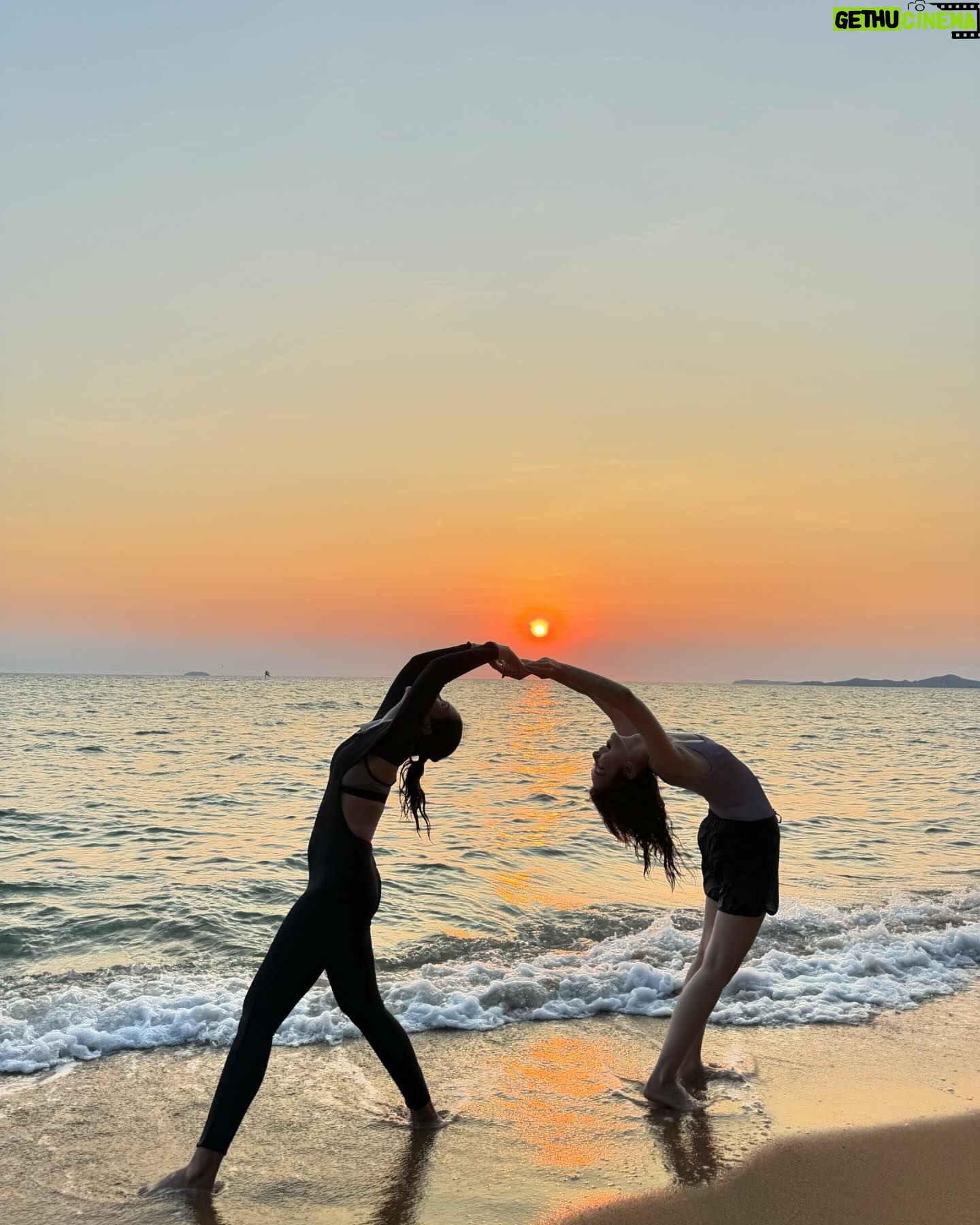 Maneerat Kam-Uan Instagram - #sunset #together #จะไปป่ะหล่ะ #UComin