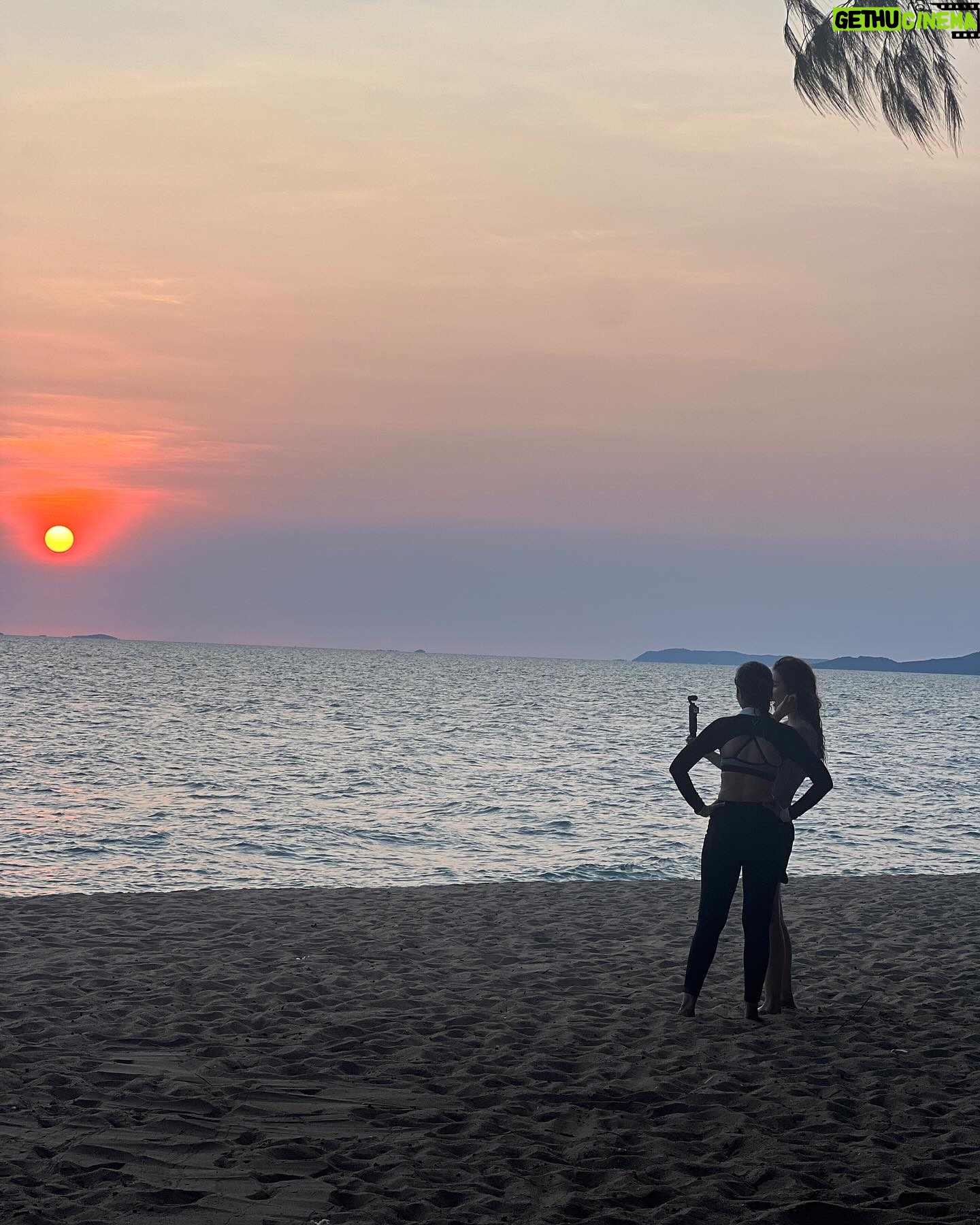 Maneerat Kam-Uan Instagram - #sunset #together #จะไปป่ะหล่ะ #UComin