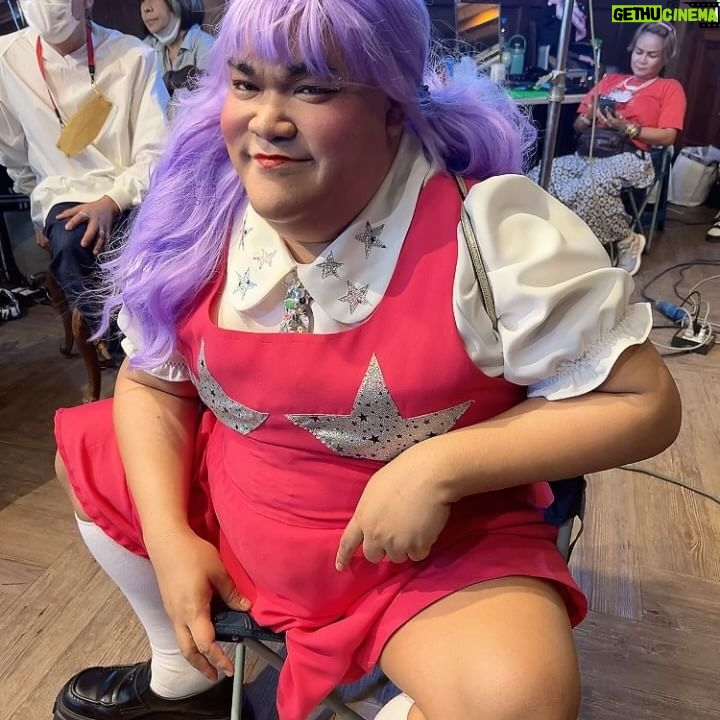Maneerat Kam-Uan Instagram - ไม่ต่ำกว่าชม. แต่ละคน พาร์ตี้ของเราสนุกมั้ย.. เบื้องหลังก็ไม่วุ่นวายเท่าไหร่ 😂 #จนกว่าจะได้รักกัน
