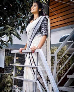 Maneesha Mahesh Instagram - Me❤❣❤
👗:@3days_designs 
💄:@magicfeather_makeoverartistry 
📷:@abyfrancis7 
Jewelry: @dots_jewellerycollections
#actress#asianet#instagram#traditional