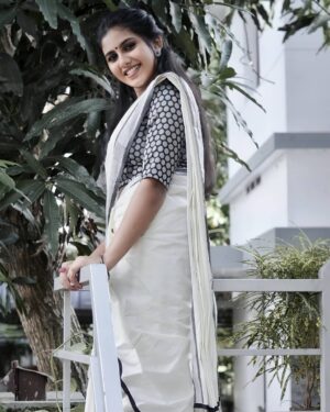 Maneesha Mahesh Instagram - Me❤❣❤
👗:@3days_designs 
💄:@magicfeather_makeoverartistry 
📷:@abyfrancis7 
Jewelry: @dots_jewellerycollections
#actress#asianet#instagram#traditional