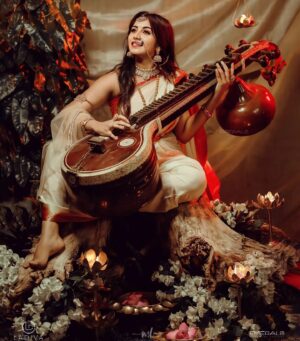 Maneesha Mahesh Instagram - 🌸🌸🌸
Mua @ladiva_hair_makeup
@peechuz1991

DOP @midhinlal

Ornaments : @riddhi_rental_jewellery 

Stylist @nianee7

@anujodzy_@sonuchristopherfrancis