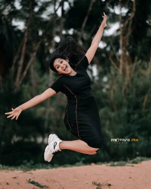 Maneesha Mahesh Instagram - Love me or hate me I am still gonna shine ❤

#actress#Asianet click @aneesh_motive_pix @motive_pix_studio