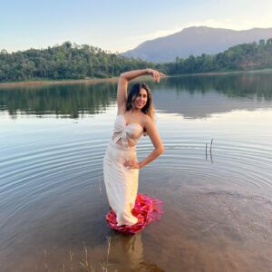 Manisha Yadav Instagram - Be in Shallow waters not with Shallow people  this new year.
 -~ 
  Taught by 2022

Wishing all my lovelies a Very happy New Year💃❤️
.
 #lessonlearntfor2023 😇
#mermaidfeels 💕#scenicness #beautifuldestinations #naturephotography 
#incrediblekerala