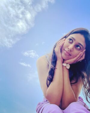 Manisha Yadav Instagram - 📧Dear Sky Gods— from the last few days you turn gloomy and before we could expect a  splatter you turn back to your bright self with clearest skies 🌞.. Stop teasing us ( the people of chennai) . Or Are u PMS-ing ?? Bring out your emotions and burst into tears -.. don’t you think it’s high time , your burning us at 41 degree C .
Rain gods take Over 🙏.

#tuesdaythoughts💭