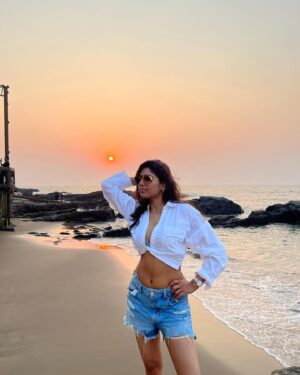 Manisha Yadav Instagram - A white shirt, some sand under my feet and a pair of sun glasses is all I need 😎🌴🌊… #igotsunshineinmypocket 
#beachbum #thursdaymotivation