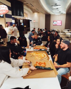 Manon Fiorot Instagram - After fight part 1 🥳✌️🍕🍦🍩🥇
With my best team & my family 🥰❤️🙏