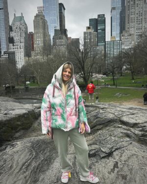 Manon Fiorot Instagram - Part 2 NEw York city 🇺🇸😍
Chill in Central Park 🐿️ , 
New York by night 🇺🇸 ,
I love this game 🏀, 
Best in buisines @arielhelwani MMA Hour 🎙️
I’m big fan of @naomiosaka ✌️ 
The Lion King to Broadway 🦁
Statue of Liberty 🗽