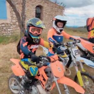 Manon Fiorot Instagram - Mon père m’a appris à conduire ma première moto cross à l’âge de 7 ans 😍❤️
J’ai toujours adoré piloter 
27 ans après toujours un plaisir d’aller rider en famille 😁✌️