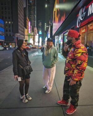Manon Fiorot Instagram - Part 2 NEw York city 🇺🇸😍
Chill in Central Park 🐿️ , 
New York by night 🇺🇸 ,
I love this game 🏀, 
Best in buisines @arielhelwani MMA Hour 🎙️
I’m big fan of @naomiosaka ✌️ 
The Lion King to Broadway 🦁
Statue of Liberty 🗽