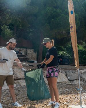 Manon Fiorot Instagram - 🚫🌊 Ne rien jeter tout part à la mer 
Saviez-vous qu’un seul mégot peut polluer jusqu’à 500 litres d’eau ?
Je suis contente d’avoir pu mener cette action sur la plage de @villedevillefranchesurmer avec  @paddlecleaner ♻️

I’m glad to help shape a better world! 
Thanks @vechainofficial_ and @cleanify_vet for proving that every action counts. Join us: https://cleanify.vet

#CleanUpChallenge
#EarthCleanup
@VeChainFam
