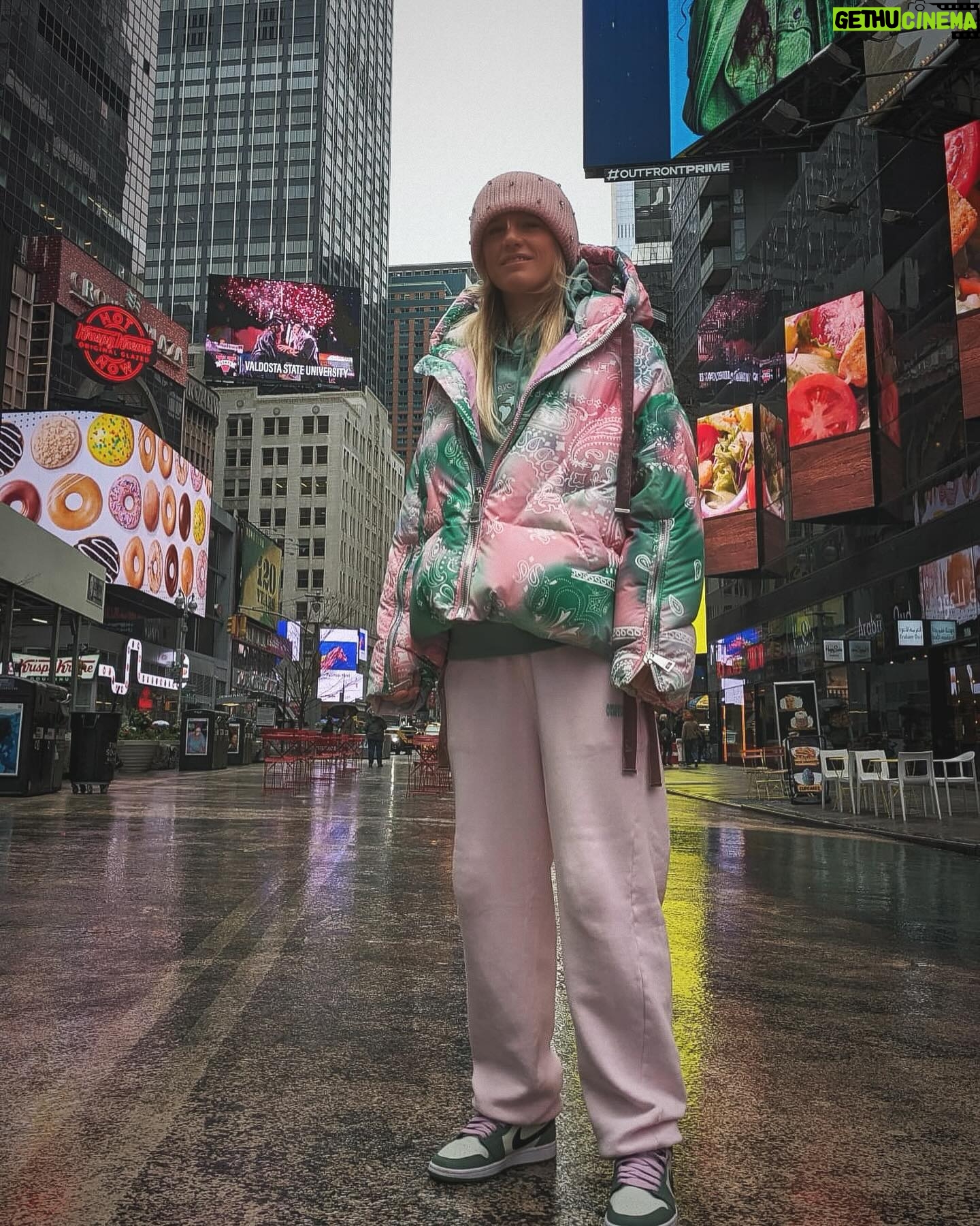 Manon Fiorot - 6.6K Likes - Part 2 NEw York city 🇺🇸😍
Chill in Central Park 🐿️ ,
New York by night 🇺🇸 ,
I love this game 🏀,
Best in buisines @arielhelwani MMA Hour 🎙️
I’m big fan of @naomiosaka ✌️
The Lion King to Broadway 🦁
Statue of Liberty 🗽
