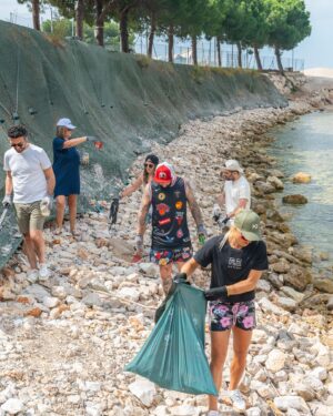 Manon Fiorot Instagram - 🚫🌊 Ne rien jeter tout part à la mer 
Saviez-vous qu’un seul mégot peut polluer jusqu’à 500 litres d’eau ?
Je suis contente d’avoir pu mener cette action sur la plage de @villedevillefranchesurmer avec  @paddlecleaner ♻️

I’m glad to help shape a better world! 
Thanks @vechainofficial_ and @cleanify_vet for proving that every action counts. Join us: https://cleanify.vet

#CleanUpChallenge
#EarthCleanup
@VeChainFam