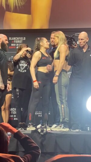Manon Fiorot Instagram - ⚔️ Le face à face tant attendu entre Erin Blanchfield et @manonfiorot_mma ! 

🇫🇷🔥 La Française est déterminée à éteindre la hype américaine pour son premier main event à l’UFC et s’offrir un title shot chez les -57kg.