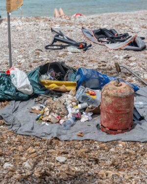 Manon Fiorot Instagram - 🚫🌊 Ne rien jeter tout part à la mer 
Saviez-vous qu’un seul mégot peut polluer jusqu’à 500 litres d’eau ?
Je suis contente d’avoir pu mener cette action sur la plage de @villedevillefranchesurmer avec  @paddlecleaner ♻️

I’m glad to help shape a better world! 
Thanks @vechainofficial_ and @cleanify_vet for proving that every action counts. Join us: https://cleanify.vet

#CleanUpChallenge
#EarthCleanup
@VeChainFam