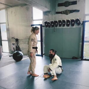 Manon Fiorot Instagram - 🙌🥋 Tellement contente et fière d’avoir reçu aujourd’hui ma ceinture noire de JJB.
Un grand merci à @jeanrobertmonier pour son temps et son investissement quotidien, ainsi qu'à toutes les personnes qui m’ont permise d’arriver jusqu’ici. 
Merci à @samueljjb , à mon équipe et à mon coach et chéri @aldriccassata ❤️ d’avoir été présents 😁