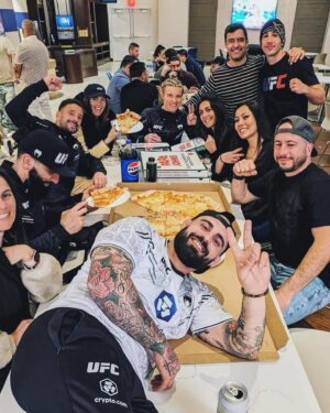 Manon Fiorot Instagram - After fight part 1 🥳✌️🍕🍦🍩🥇
With my best team & my family 🥰❤️🙏