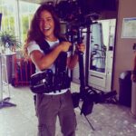 Manon Azem Instagram - En mode steadicameuse! Beaucoup trop lourd 😅... Je respecte encore plus ce taff! #tendinite #sectionderecherches