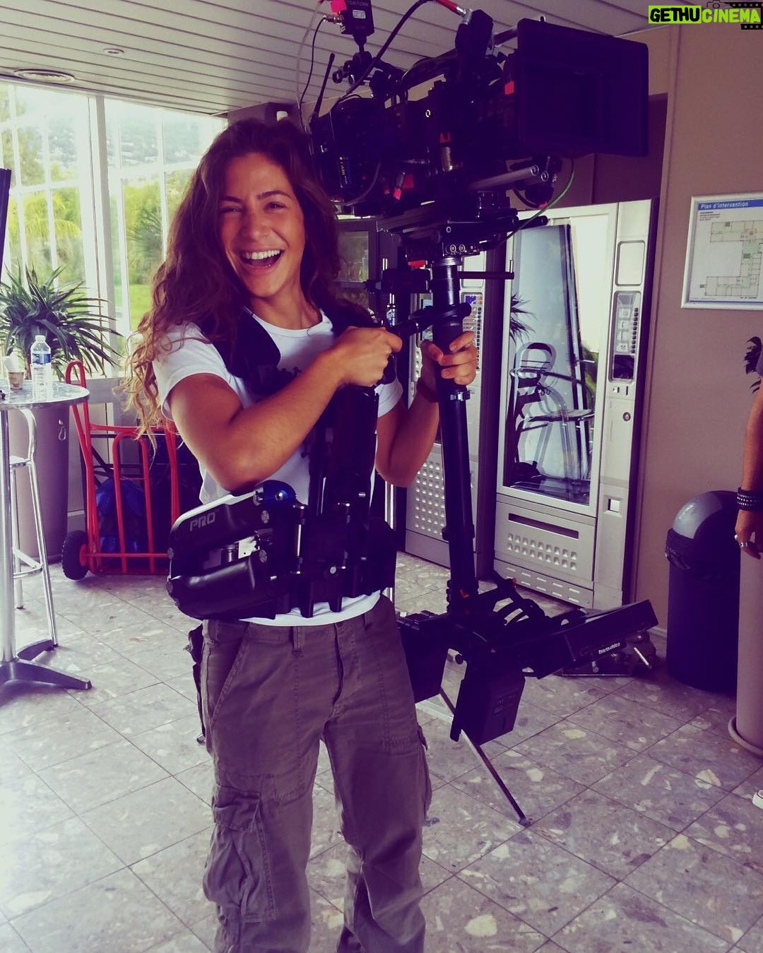 Manon Azem Instagram - En mode steadicameuse! Beaucoup trop lourd 😅... Je respecte encore plus ce taff! #tendinite #sectionderecherches