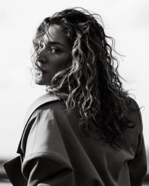 Manon Azem Instagram - 🖤 sur les toits by @guillaume_plas
