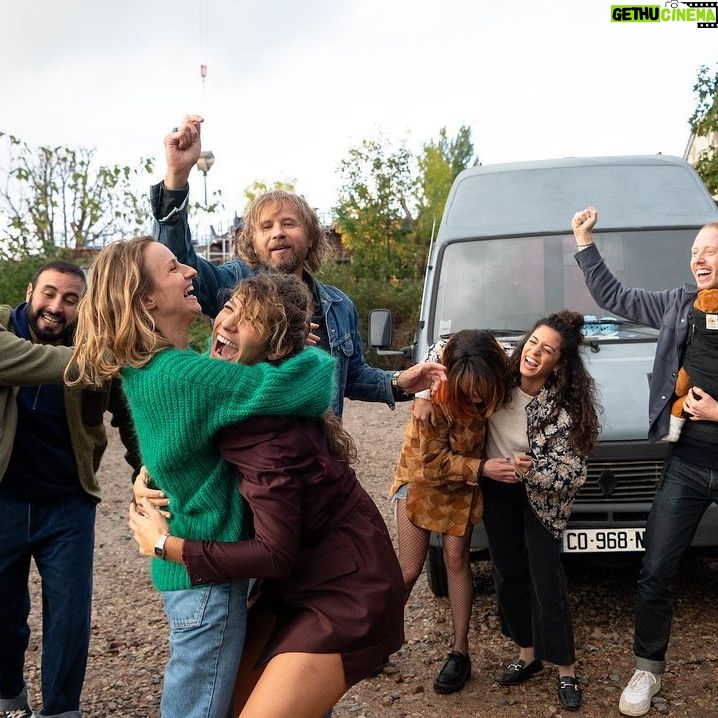 Manon Azem Instagram - Faut il vraiment tout dire ? Ça se voit non ? Qu’on est heureux et qu’on s’aime DETOX SUR NETFLIX