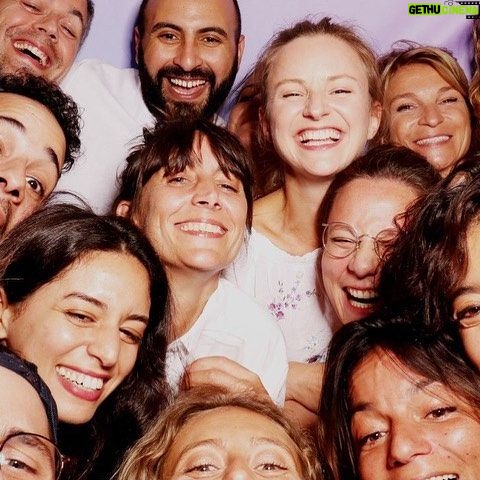 Manon Azem Instagram - Faut il vraiment tout dire ? Ça se voit non ? Qu’on est heureux et qu’on s’aime DETOX SUR NETFLIX