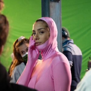 Manon Azem Instagram - JOIE: 

  nom féminin
(latin populaire gaudia, pluriel de gaudium)

1. Émotion agréable et profonde, sentiment exaltant ressenti par toute la conscience.
« Joie intense ». 

2.État de satisfaction qui se manifeste par de la gaieté, de la bonne humeur : « Travailler dans la joie ». 

Travaillez dans la joie, avec une équipe formidable . Tout nous.

DETOX sur netflix 🫶🏼