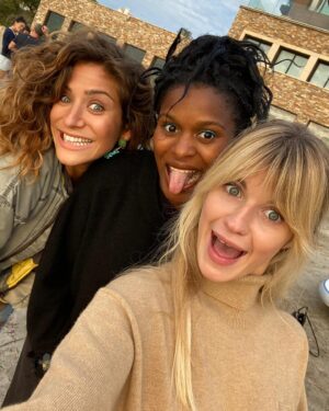 Manon Azem Instagram - mes gooooow suuuuuur 🤍🤍🤍 

FRIENDZONE le 29/09/2021  sur @Netflix 

Meilleure crew 
Grâce à toi @charlesvan_tieghem 🤍