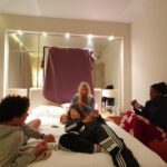 Manon Azem Instagram - mes gooooow suuuuuur 🤍🤍🤍 FRIENDZONE le 29/09/2021 sur @Netflix Meilleure crew Grâce à toi @charlesvan_tieghem 🤍