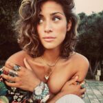 Manon Azem Instagram - J’ai même pas mis les créoles.