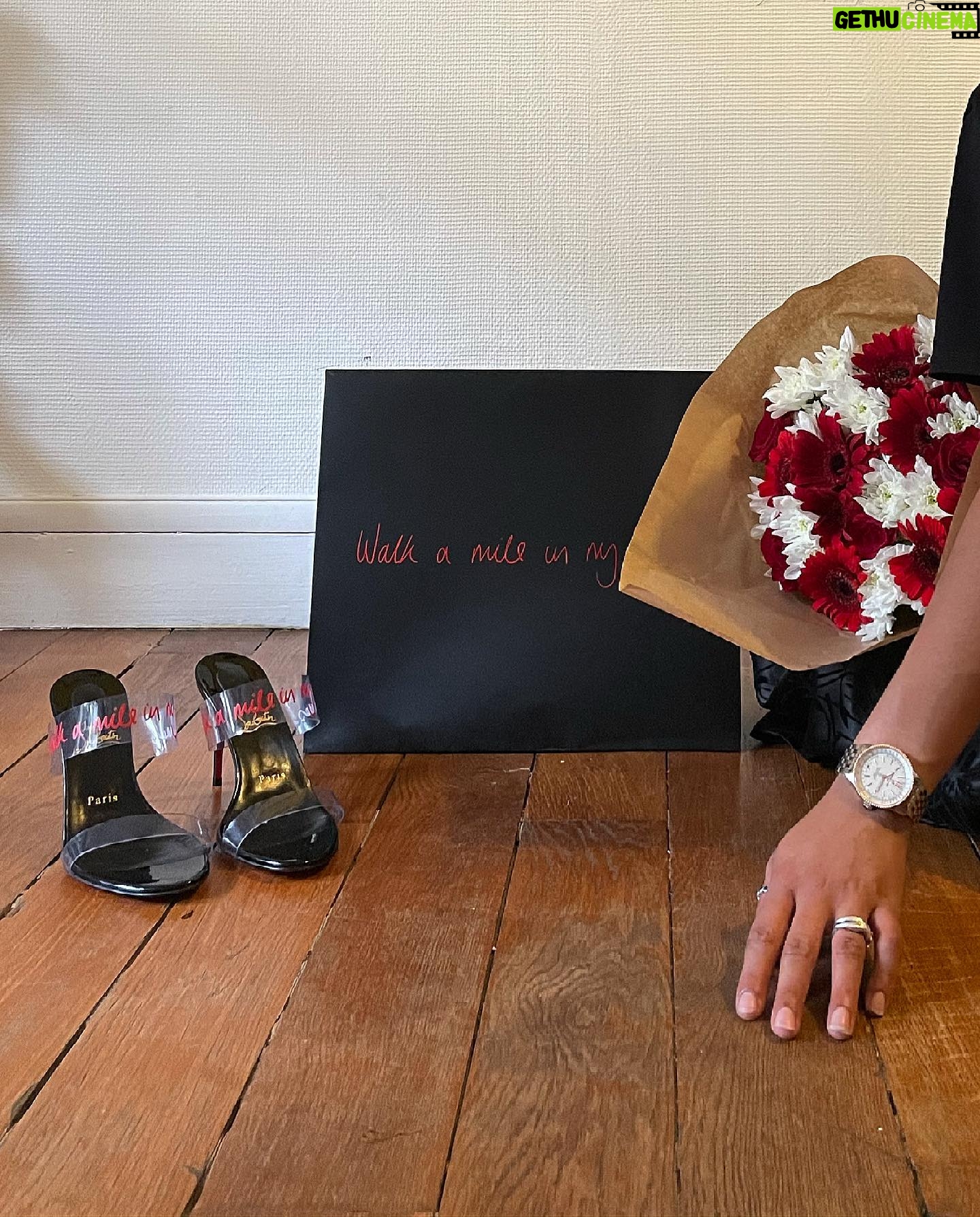 Manon Bresch Instagram - #WalkAMileInMyShoes Une collection capsule imaginée par @sabrinaelba et @idriselba en collaboration avec #ChristianLouboutin pour marquer un engament et un soutiens à la lutte contre les discriminations raciales et les violences policières. Actions, réactions. 100% des bénéfices issus des ventes de cette collection seront reversés aux cinq organisations suivantes: BE ROSE - @beroseinternational IMMEDIATE THEATRE - @immediate_theatre THE GATHERING FOR JUSTICE - @gather4justice PURPOSEFUL - @wearepurposeful_org SOMALI HOPE FOUNDATION - @_somalihope Je suis fière de pouvoir participer à mon niveau à ce projet, fière que les artistes, les créateurs que je respecte, décident de créer pour avancer. On marche ensemble. Merci @louboutinworld @marinedge @wintagme @elsalea