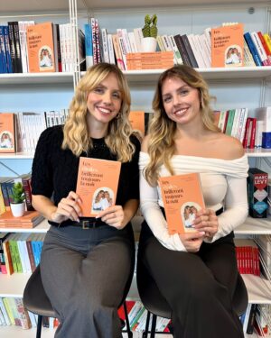 Manon Quadratus Instagram - Inspirez-vous de @anaisquadratus et @manonquadratus et cultivez l’optimisme pour surmonter les obstacles de votre vie ! 🌟

Dans « Les étoiles brilleront toujours la nuit », Anaïs et Manon nous dévoilent leur passé, partagent avec nous comment elles ont réussi à surmonter les épreuves de la vie en faisant des obstacles une force, et nous conseillent pour trouver nos propres forces insoupçonnées.

Alors, vite ! Plongez au cœur de leur histoire et découvrez comment, vous aussi, vous pouvez rayonner ! 💫

#ÉditionsFirst #ManaïsWorld #Lesétoilesbrilleronttoujourslanuit #ManonQuadratus #AnaisQuadratus #devperso #temoignagne #résilience #bookstagramfrance #livre #livredeveloppementpersonnel #livrestagram