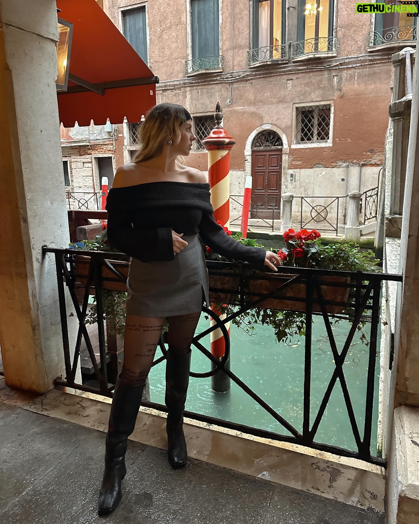 Manon Quadratus Instagram - Vous aimez ce look ? 🖤 Pour celles qui ont prévu d’aller à Venise, je vous ai mis dans le carrousel mes meilleures adresses 🍽️ Enregistrez le post 😏 #venezia #ootd #ootdfashion #look #food #italianfood