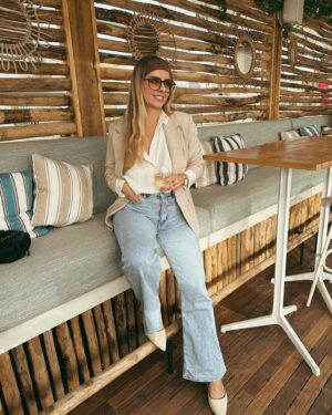 Manon Quadratus Instagram - 1: Survoler la vallée de rois 
2: Le look que vous avez adoré 
3: Le retour des apéros sur la plage 
4: Cette vue sur Marseille 
5: J’ai fait un browlift 
6: Baby Mama 🤰 
7: Restau en famille 
8: Le trio 

#photodump #ootd #look #ootdfashion