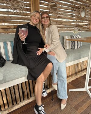 Manon Quadratus Instagram - 1: Survoler la vallée de rois 
2: Le look que vous avez adoré 
3: Le retour des apéros sur la plage 
4: Cette vue sur Marseille 
5: J’ai fait un browlift 
6: Baby Mama 🤰 
7: Restau en famille 
8: Le trio 

#photodump #ootd #look #ootdfashion