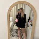 Manon Quadratus Instagram - Photo dump de ces 2 dernières semaines: 1. promis maintenant j’arrête les photos de ce shooting 🙊 2. J’ai sorti mon sac rose que ma BFF m’a offert pour mon anniv 🩷 3. Petit rafraîchissement pour ma frange 4. J’ai enfin testé ce restau 😋 5. Une soirée à Aix 💃 6. Reprise de la salle 🏋️‍♀️ 7. Une bonne pizza 🍕 8. Brasserie à Paris ☕️ 9. Ma nouvelle robe noire 10. Family 👨‍👩‍👧‍👧
