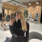 Manon Quadratus Instagram - Photo dump de ces 2 dernières semaines: 1. promis maintenant j’arrête les photos de ce shooting 🙊 2. J’ai sorti mon sac rose que ma BFF m’a offert pour mon anniv 🩷 3. Petit rafraîchissement pour ma frange 4. J’ai enfin testé ce restau 😋 5. Une soirée à Aix 💃 6. Reprise de la salle 🏋️‍♀️ 7. Une bonne pizza 🍕 8. Brasserie à Paris ☕️ 9. Ma nouvelle robe noire 10. Family 👨‍👩‍👧‍👧