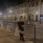 Manon Quadratus Instagram - Photo dump de ces 2 dernières semaines: 1. promis maintenant j’arrête les photos de ce shooting 🙊 2. J’ai sorti mon sac rose que ma BFF m’a offert pour mon anniv 🩷 3. Petit rafraîchissement pour ma frange 4. J’ai enfin testé ce restau 😋 5. Une soirée à Aix 💃 6. Reprise de la salle 🏋️‍♀️ 7. Une bonne pizza 🍕 8. Brasserie à Paris ☕️ 9. Ma nouvelle robe noire 10. Family 👨‍👩‍👧‍👧