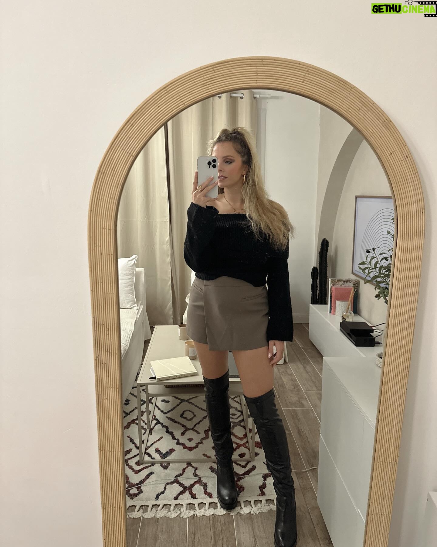 Manon Quadratus Instagram - Vous prรฉfรฉrez laquelle ? ๐ธ Photo dump de fin janvier: 1. Selfie avec ce make up ๐ค๐ผ 2. Ootn 3. Petit dej ๐ 4. Essayages pour trouver mes nouvelles lunettes ๐ค 5. Brunch ร cassis ๐ 6. Nouvelle manucure 7. Moi qui me prends pour une cheffe avec HelloFresh ๐งโ๐ณ 8. Dimanche matin โ๏ธ 9. Mon Bebouche ๐ถ #dump #photodump #ootd #selfie