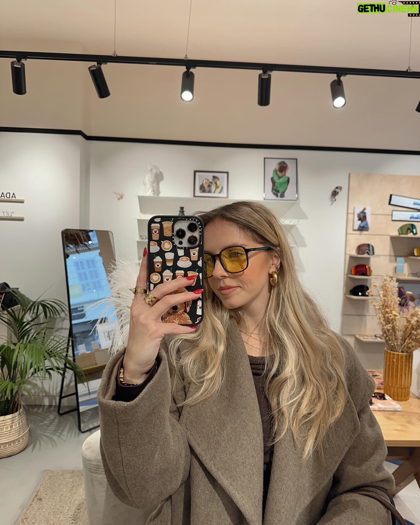 Manon Quadratus Instagram - Vous prรฉfรฉrez laquelle ? ๐ธ Photo dump de fin janvier: 1. Selfie avec ce make up ๐ค๐ผ 2. Ootn 3. Petit dej ๐ 4. Essayages pour trouver mes nouvelles lunettes ๐ค 5. Brunch ร cassis ๐ 6. Nouvelle manucure 7. Moi qui me prends pour une cheffe avec HelloFresh ๐งโ๐ณ 8. Dimanche matin โ๏ธ 9. Mon Bebouche ๐ถ #dump #photodump #ootd #selfie