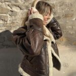 Manon Quadratus Instagram - Recap de cette semaine: 1. Moi qui affronte le froid 2. Notre nouvelle vidéo en ligne “Les trucs de filles que l’on déteste 🥴 3. Moi qui tape la pose pendant le shooting 😏 4. Mon nouveau pull préféré 5. Anaïs & moi pendant le shoot pour notre projet 🤭 6. Mon petit cocon ☁️ 7. Outfit check 8. Passion Café Latte ☕️ 9. Nouvelle passion débloquée: Le Porridge 🤤 Vous préférez laquelle ? 😍 #photodump #ootd #look