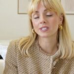 Manon Quadratus Instagram - Recap de cette semaine: 1. Moi qui affronte le froid 2. Notre nouvelle vidéo en ligne “Les trucs de filles que l’on déteste 🥴 3. Moi qui tape la pose pendant le shooting 😏 4. Mon nouveau pull préféré 5. Anaïs & moi pendant le shoot pour notre projet 🤭 6. Mon petit cocon ☁️ 7. Outfit check 8. Passion Café Latte ☕️ 9. Nouvelle passion débloquée: Le Porridge 🤤 Vous préférez laquelle ? 😍 #photodump #ootd #look