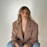 Manon Quadratus Instagram - Recap de cette semaine: 1. Moi qui affronte le froid 2. Notre nouvelle vidéo en ligne “Les trucs de filles que l’on déteste 🥴 3. Moi qui tape la pose pendant le shooting 😏 4. Mon nouveau pull préféré 5. Anaïs & moi pendant le shoot pour notre projet 🤭 6. Mon petit cocon ☁️ 7. Outfit check 8. Passion Café Latte ☕️ 9. Nouvelle passion débloquée: Le Porridge 🤤 Vous préférez laquelle ? 😍 #photodump #ootd #look