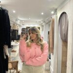 Manon Quadratus Instagram - Recap de cette semaine: 1. Moi qui affronte le froid 2. Notre nouvelle vidéo en ligne “Les trucs de filles que l’on déteste 🥴 3. Moi qui tape la pose pendant le shooting 😏 4. Mon nouveau pull préféré 5. Anaïs & moi pendant le shoot pour notre projet 🤭 6. Mon petit cocon ☁️ 7. Outfit check 8. Passion Café Latte ☕️ 9. Nouvelle passion débloquée: Le Porridge 🤤 Vous préférez laquelle ? 😍 #photodump #ootd #look