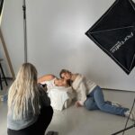Manon Quadratus Instagram - Recap de cette semaine: 1. Moi qui affronte le froid 2. Notre nouvelle vidéo en ligne “Les trucs de filles que l’on déteste 🥴 3. Moi qui tape la pose pendant le shooting 😏 4. Mon nouveau pull préféré 5. Anaïs & moi pendant le shoot pour notre projet 🤭 6. Mon petit cocon ☁️ 7. Outfit check 8. Passion Café Latte ☕️ 9. Nouvelle passion débloquée: Le Porridge 🤤 Vous préférez laquelle ? 😍 #photodump #ootd #look